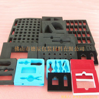 海綿包裝內(nèi)托是一種全新的包裝內(nèi)襯材料，其產(chǎn)品性能對比過去的紙質(zhì)內(nèi)襯。他的防潮性更好、減震性更強(qiáng)。產(chǎn)品本身也屬于環(huán)保材料擁有生物降解的特性，不會對地球環(huán)境造成二次損傷。目前在發(fā)達(dá)國家很多產(chǎn)品已從過去的紙質(zhì)內(nèi)襯向海綿包裝內(nèi)襯邁進(jìn)。