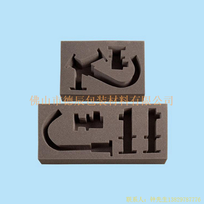 海綿內(nèi)托對各行各業(yè)產(chǎn)品起到絕緣、密封、防震、防塵、填充、隔音、固定，能夠保護(hù)包裝產(chǎn)品在運(yùn)輸過程中安然無恙，起到保護(hù)產(chǎn)品的一個作用，同時可以美化產(chǎn)品，提升產(chǎn)品檔次。